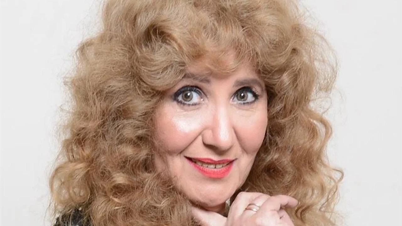 سميرة صدقي تدخل في نوبة ضحك أثناء ردها على أنباء زواجها من معمر القدافي.. فيديو