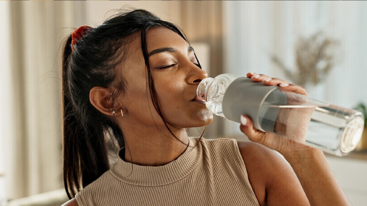 أعراض غير مشهورة لقلة شرب الماء وأضرارها في الجسم.. فيديو