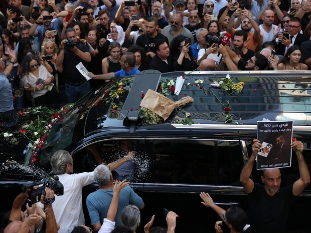 فيروز توجه رسالة محبة لمصر في عزاء نجلها