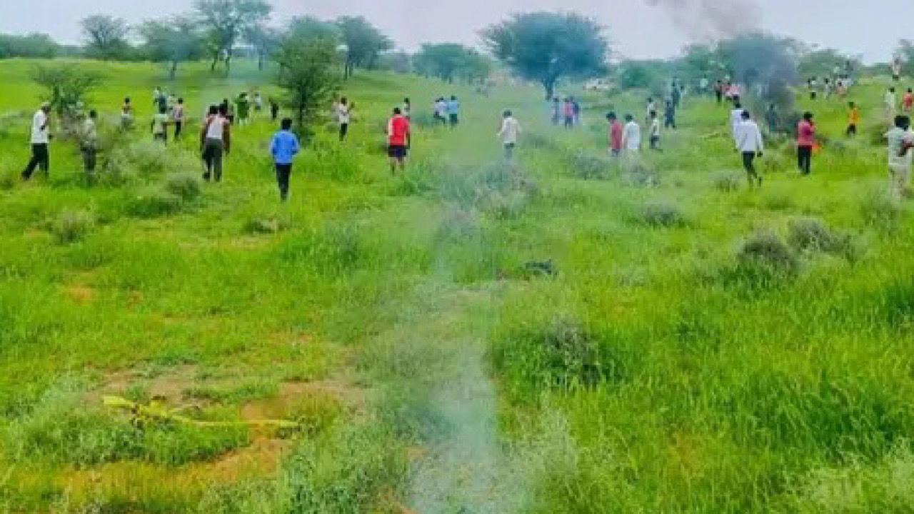 تحطم طائرة هندية خلال مهمة تدريبية يودي بحياة طياريْن ..فيديو