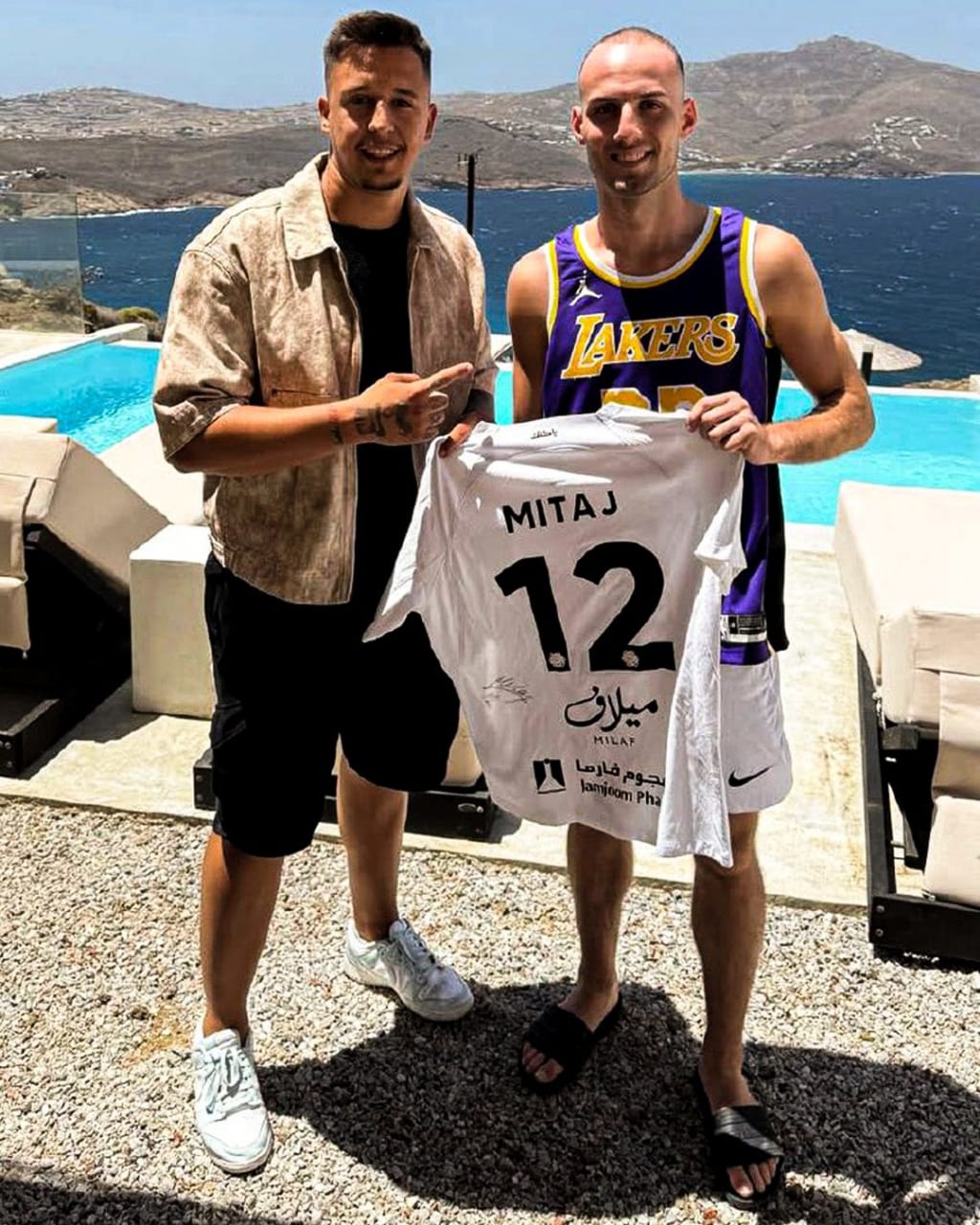 ميتاي يظهر بقميص الليكرز ويهدي معجبا قميص الاتحاد .. صور