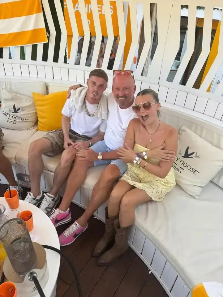 كول بالمر يلفت الأنظار في إيبيزا بعد انفصاله عن كوني غريس.. صور