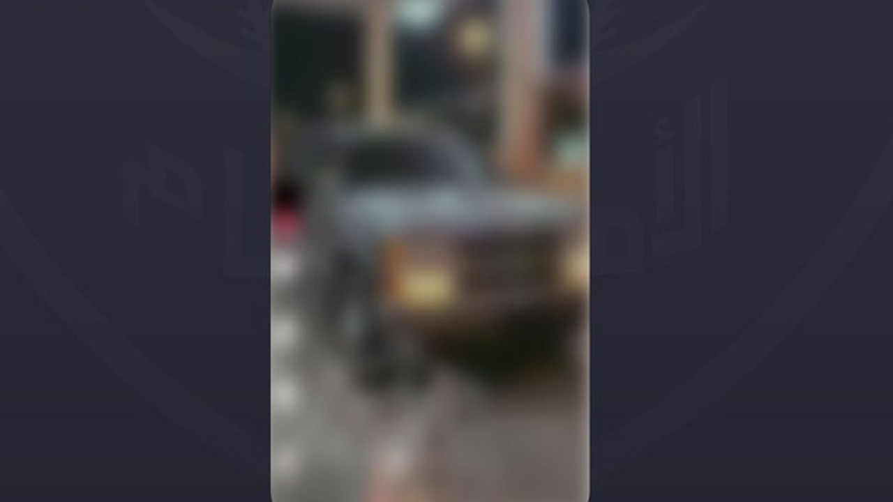 القبض على مواطن لتوثيقه ونشره محتوى مرئيا حاملا سلاحا في مكان عام