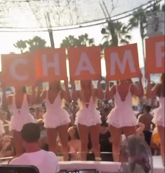 كول بالمر يلفت الأنظار في إيبيزا بعد انفصاله عن كوني غريس.. صور