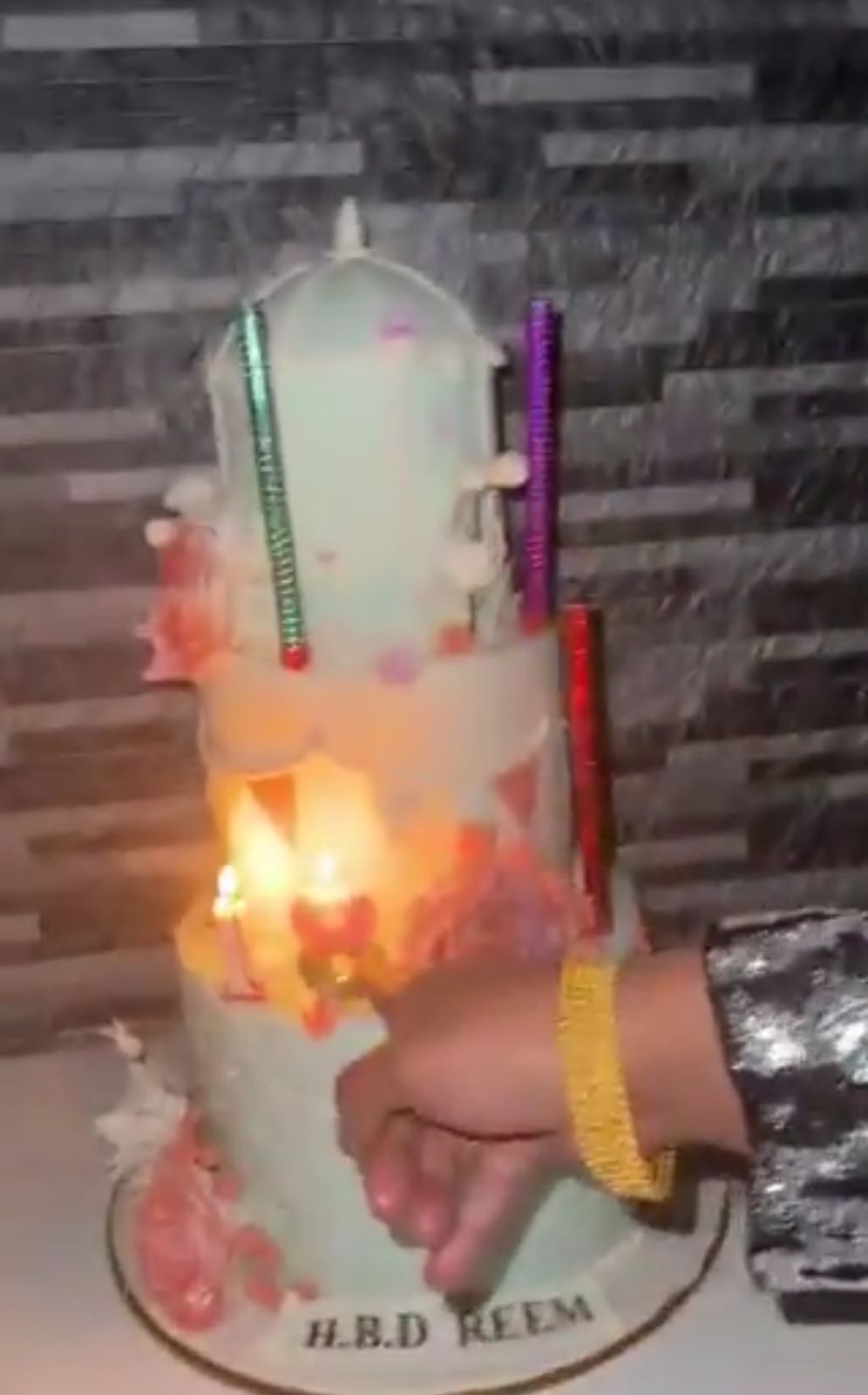 ريم البلوشي تحتفل بعيد ميلادها الـ 18 .. فيديو