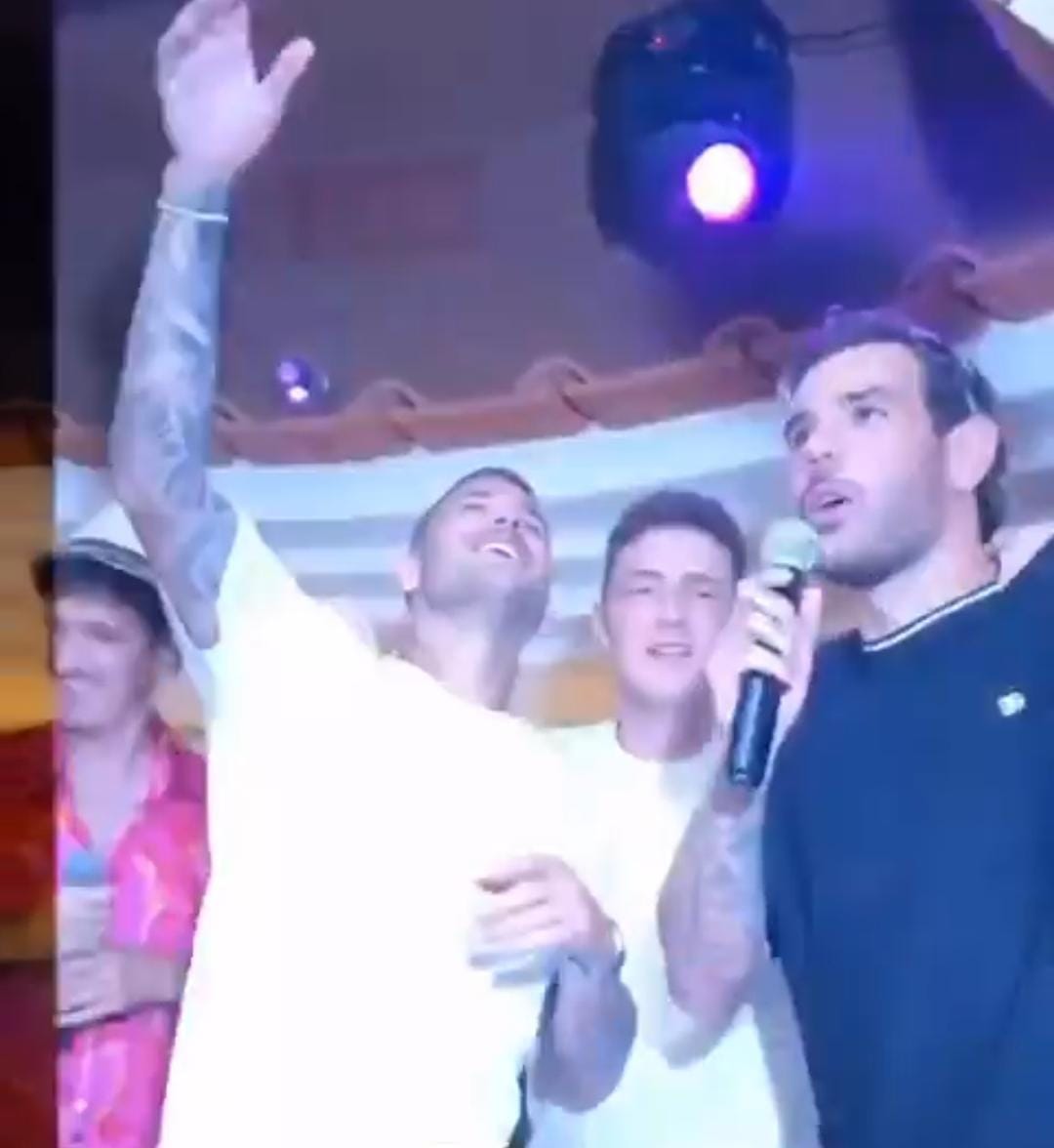 هيرنانديز يخطف الأنظار بغنائه خلال إجازته .. فيديو