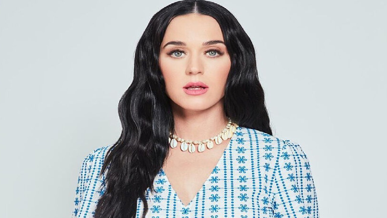 كاتي بيري تثير الجدل بحفل عشاء مع رئيس وزراء سابق