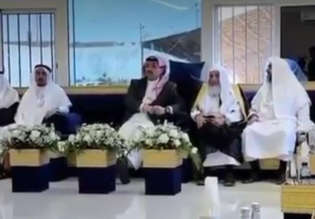 أمير عسير يتفاعل مع تلاوة معلم ويطلب إعادتها.. فيديو