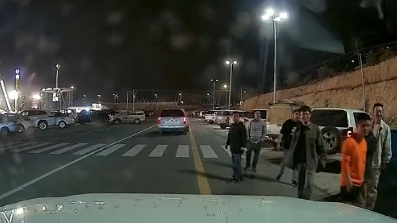 شاب سعودي يفاجئ سياح صينيين بإجادته لغتهم في النماص.. فيديو