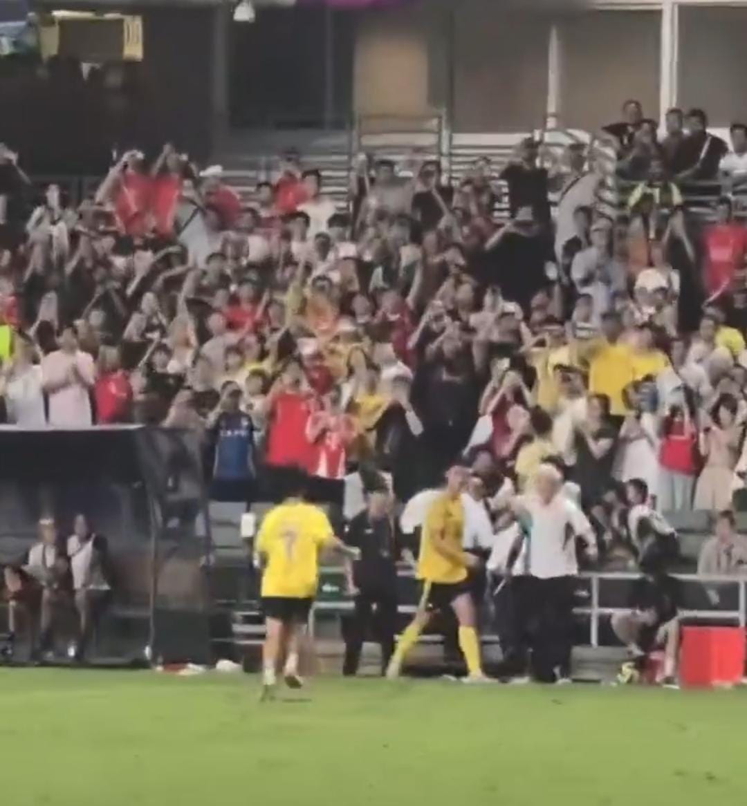 مشهد طريف لجيسوس يمنع مشجعا من التصوير مع رونالدو .. فيديو