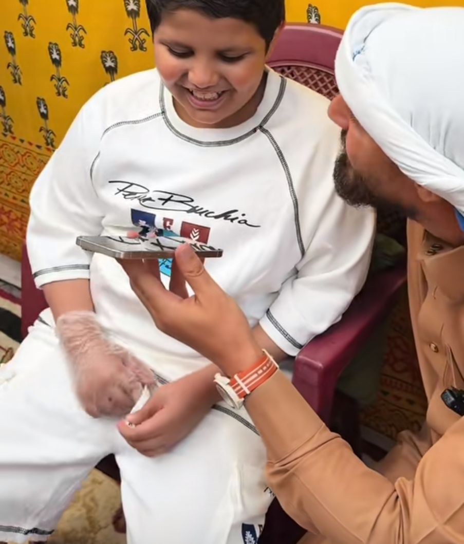 طفل يتحدى السرطان في الباحة ويحول مشروع الشاهي الخاص به إلى رسالة أمل .. فيديو