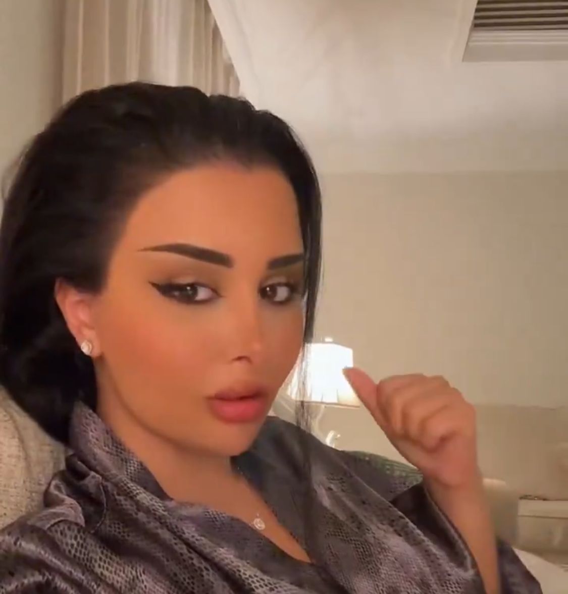 فتاة تنتقد عودة ملكة كابلي لزوجها : خانك وترجعين حرام أنك محسوبة على البشر .. فيديو