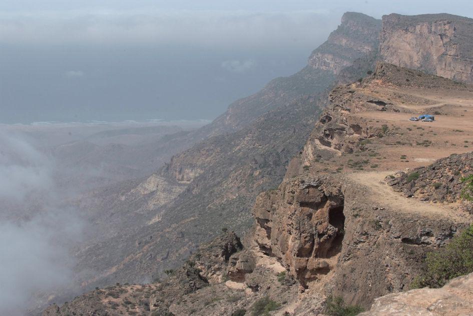 لقطات تظهر الارتفاع الشاهق لجبل سمحان الذي سقط منه سعود القحطاني