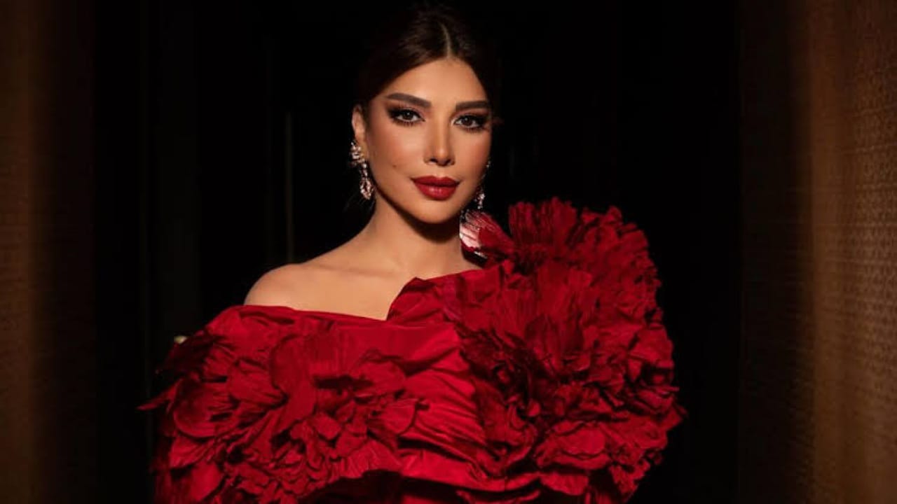 أصالة ترفض عبارة “التقدم في العمر” وتمازح طبيب تجميل بضربة على يده.. فيديو