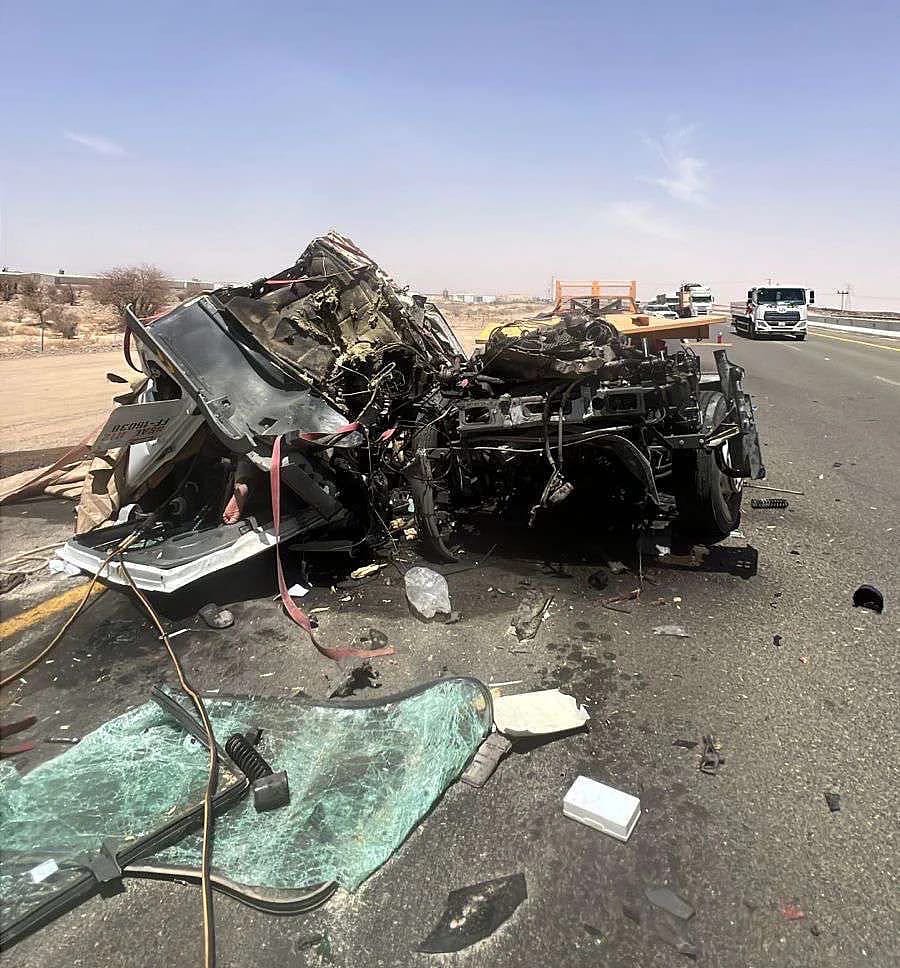 حادث مروع بين شاحنة وقلاب على طريق الرياض الطائف .. صور