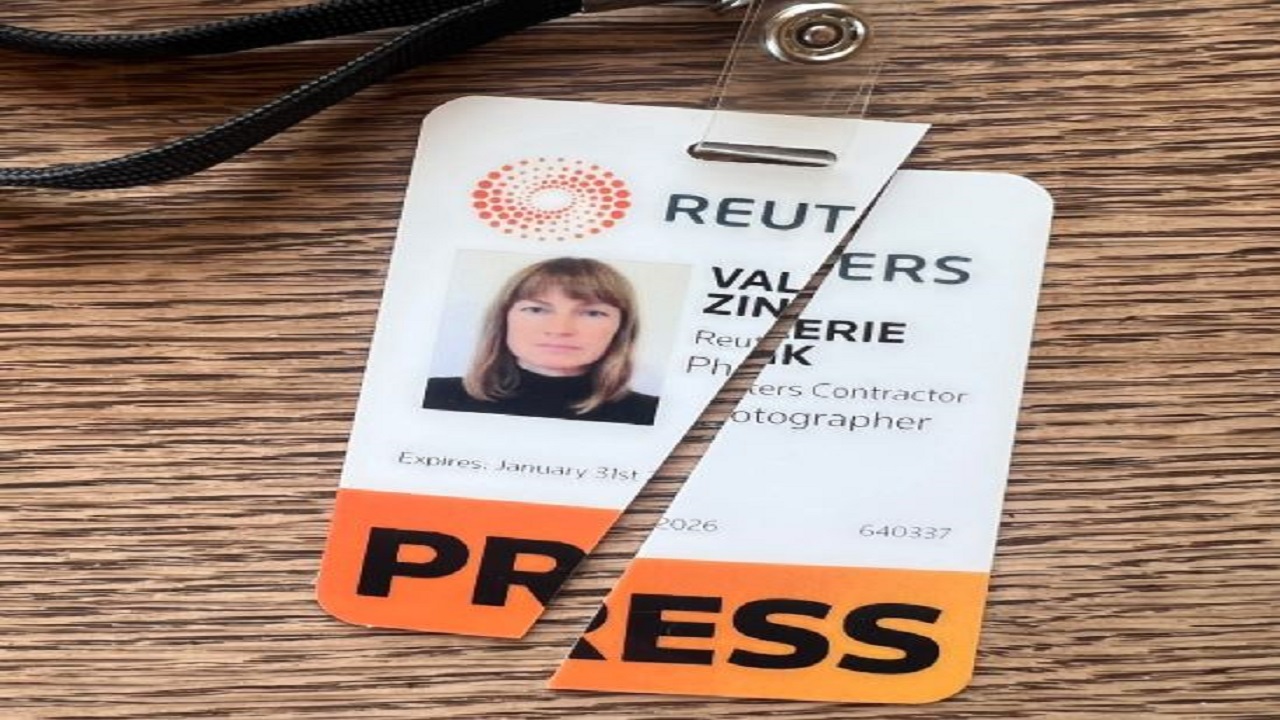 بطاقة ممزقة تهز رويترز.. استقالة صحفية كندية بسبب دماء غزة.. فيديو