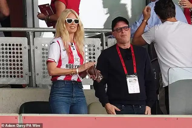 ظهور أكثر امرأة إثارة في العالم بقميص ناد إنجليزي.. صور