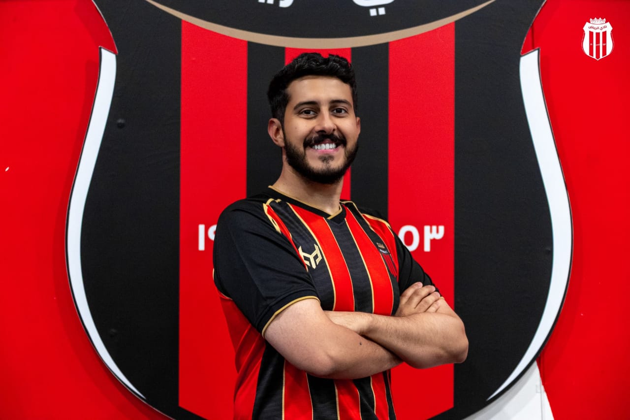 الرياض يتعاقد مع يوتيوبر لحراسة مرماه .. صور