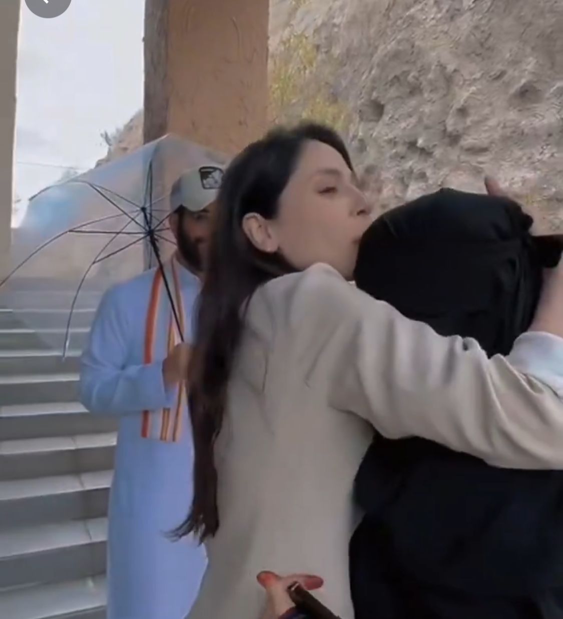 إلهام علي تحتضن سيدة مسنة وتستقبلها بالقبلات والأخيرة: وضحى مثلتي أحسن تمثيل.. فيديو