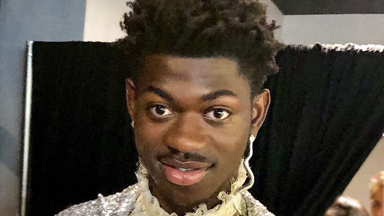 القبض على مغني راب شهير خلال تجوله شبه عار