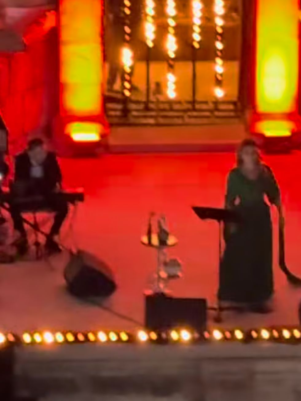 أصالة تتألق في مهرجان جرش والجمهور يضيء المسرح بهواتفهم بعد انقطاع الكهرباء.. فيديو