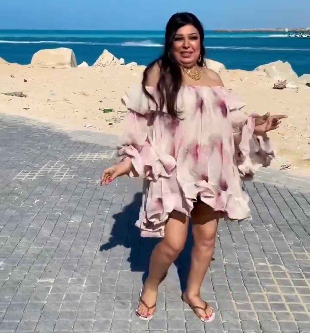 فيفي عبده تشعل مواقع التواصل بوصلة رقص على البحر .. فيديو