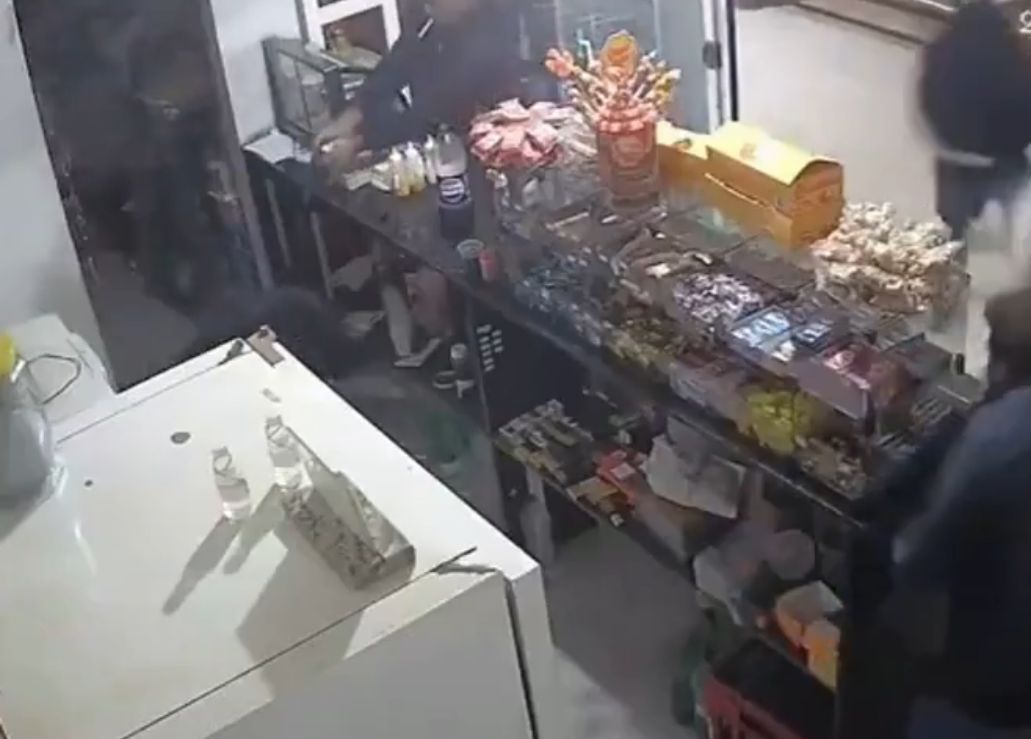 نجاة بائع من محاولة اغتيال مروعة بالبرازيل تثير صدمة واسعة.. فيديو