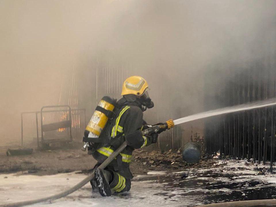 إخماد حريق في محال تجارية بحي الرمال.. صور