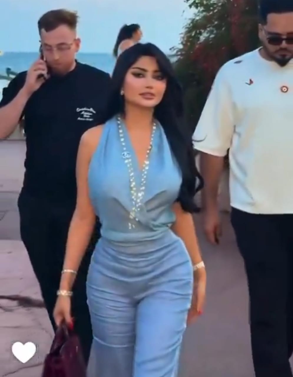 ملكة كابلي تظهر برفقة حراس شخصيين وتشعل مواقع التواصل .. فيديو