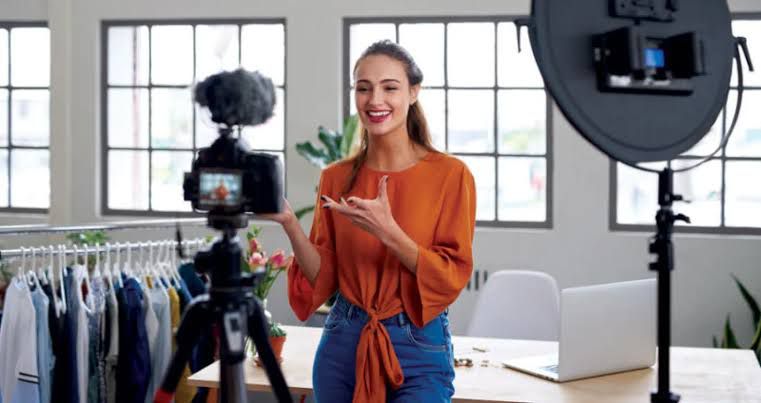 طبيب بريطاني يحذر: الصورة المثالية للمؤثرين مجرد خيال سام