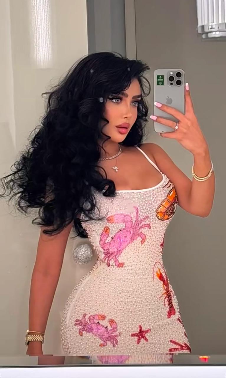 مروج الرحيلي تلفت الانتباه بفستان قصير في أحدث ظهور.. صور
