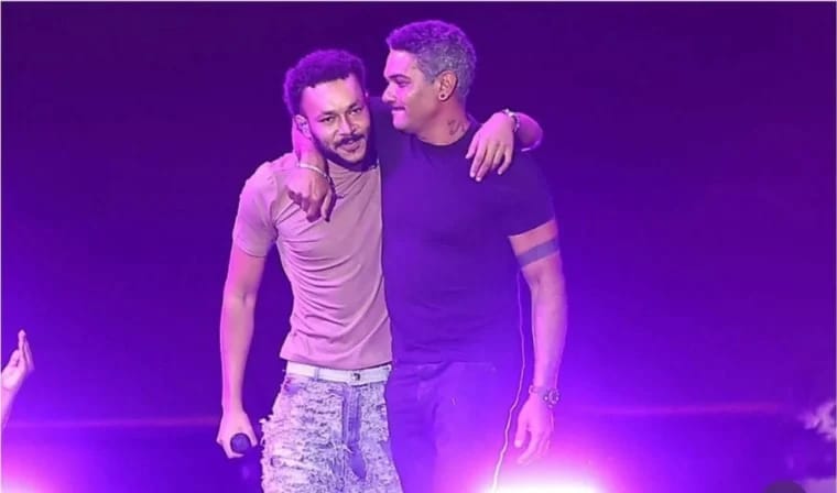 والدة آسر ياسين تدافع عن ابنها وتكشف سبب ارتدائه حلق