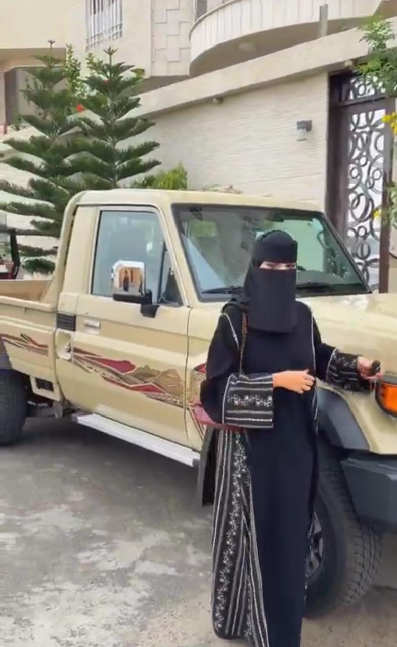 غناتي القحطاني تستعرض سيارتها الجديدة من نوع شاص والجمهور: ما تناسب أنوثتك.. فيديو