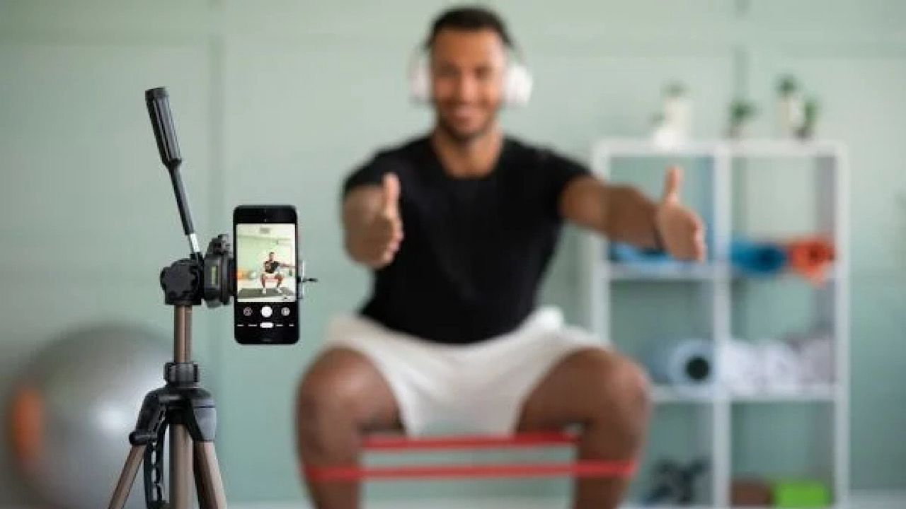 طبيب بريطاني يحذر: الصورة المثالية للمؤثرين مجرد خيال سام