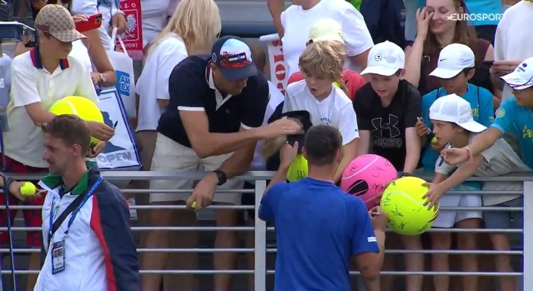 رجل يخطف هدية طفل أثناء بطولة أمريكا للتنس.. فيديو