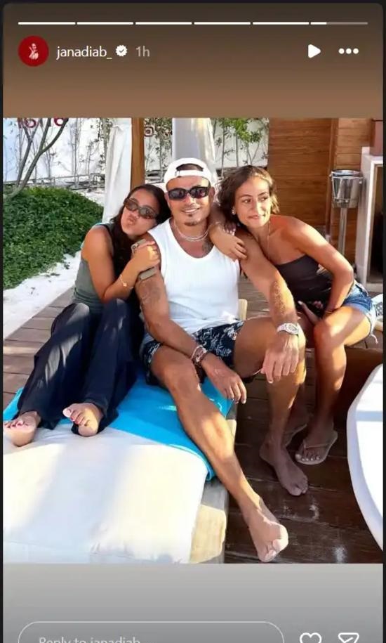 عمرو دياب مع ابنتيه جانا وكنزي.. صورة