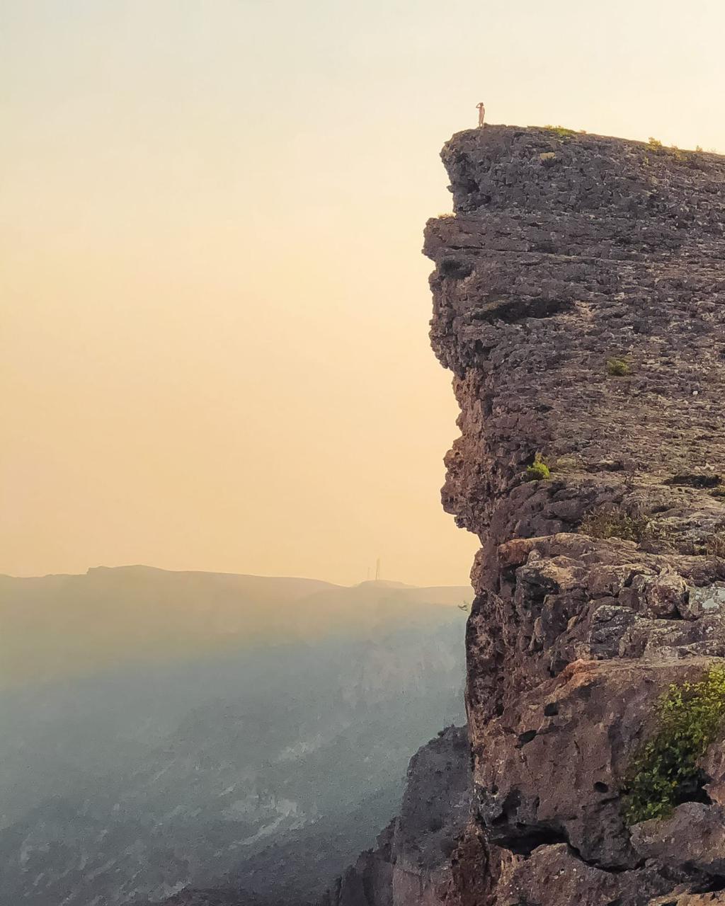 لقطات تظهر الارتفاع الشاهق لجبل سمحان الذي سقط منه سعود القحطاني