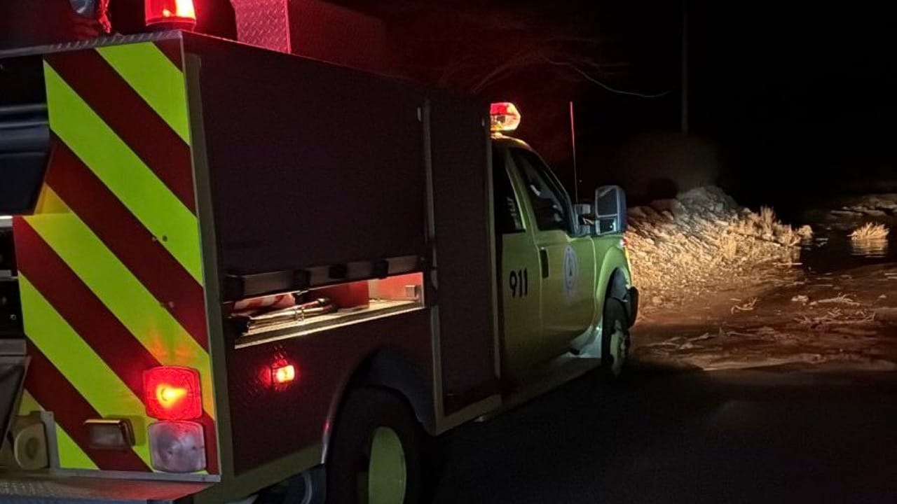 مدني المدينة ينقذ شخصًا احتُجز في سيل داخل مركبته