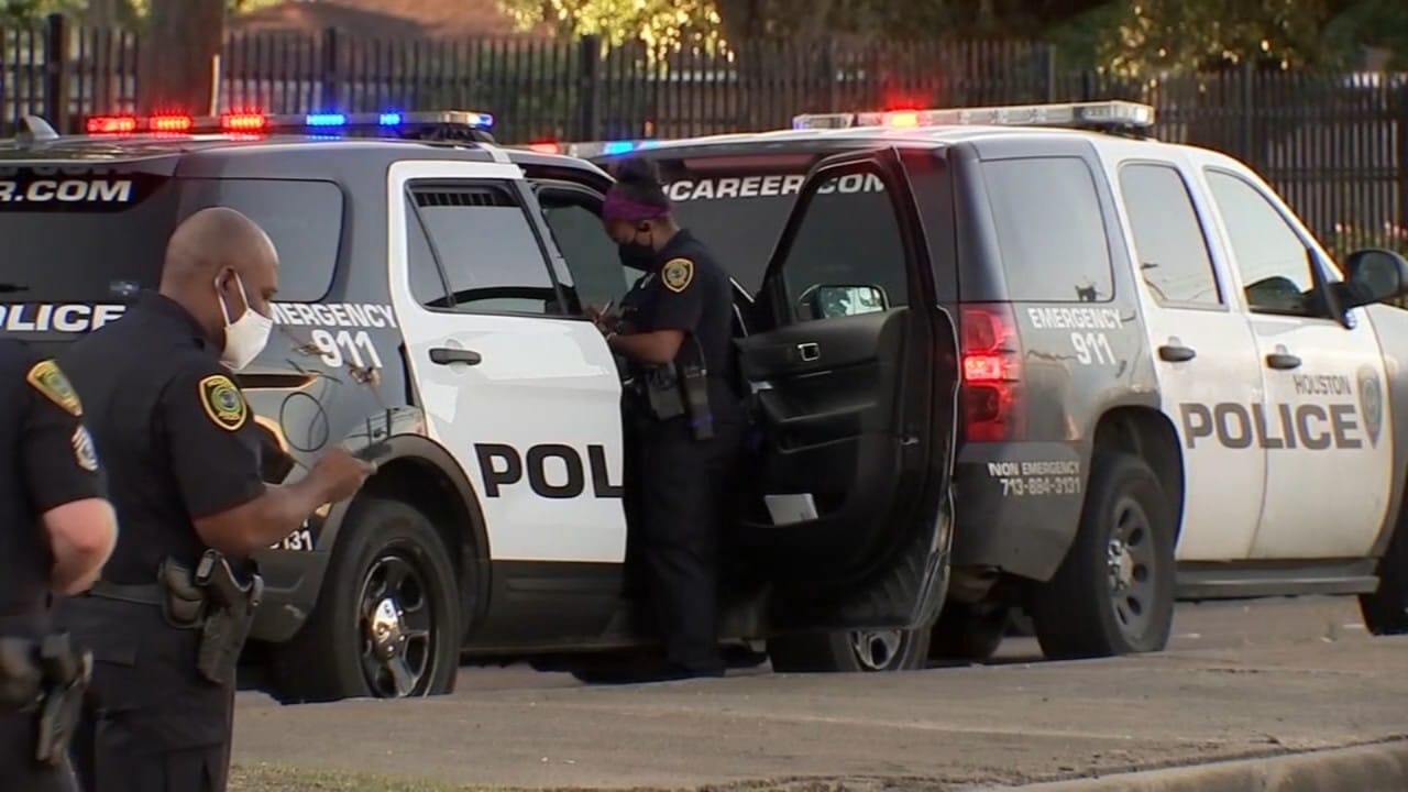 محاولة اقتحام منزل تنتهي بمقتل رجلين ادعيا أنهما شرطيان.. فيديو