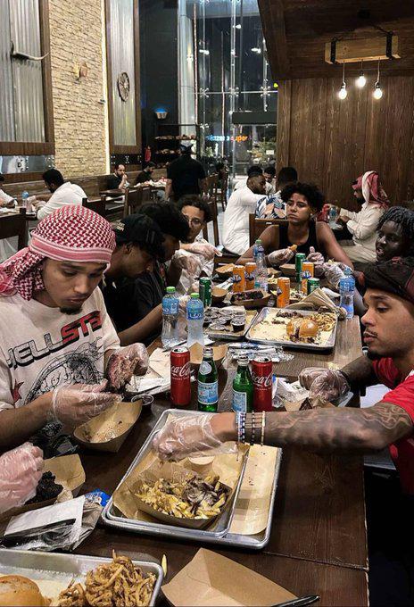 نجل رونالدو برفقة أصدقائه في أحد مطاعم الرياض والجمهور: فيه عرق عربي