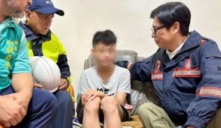 انهيار أرضي يبتلع عائلة كاملة في مشهد مروع