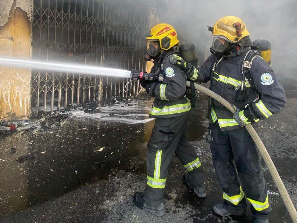إخماد حريق في محال تجارية بحي الرمال.. صور