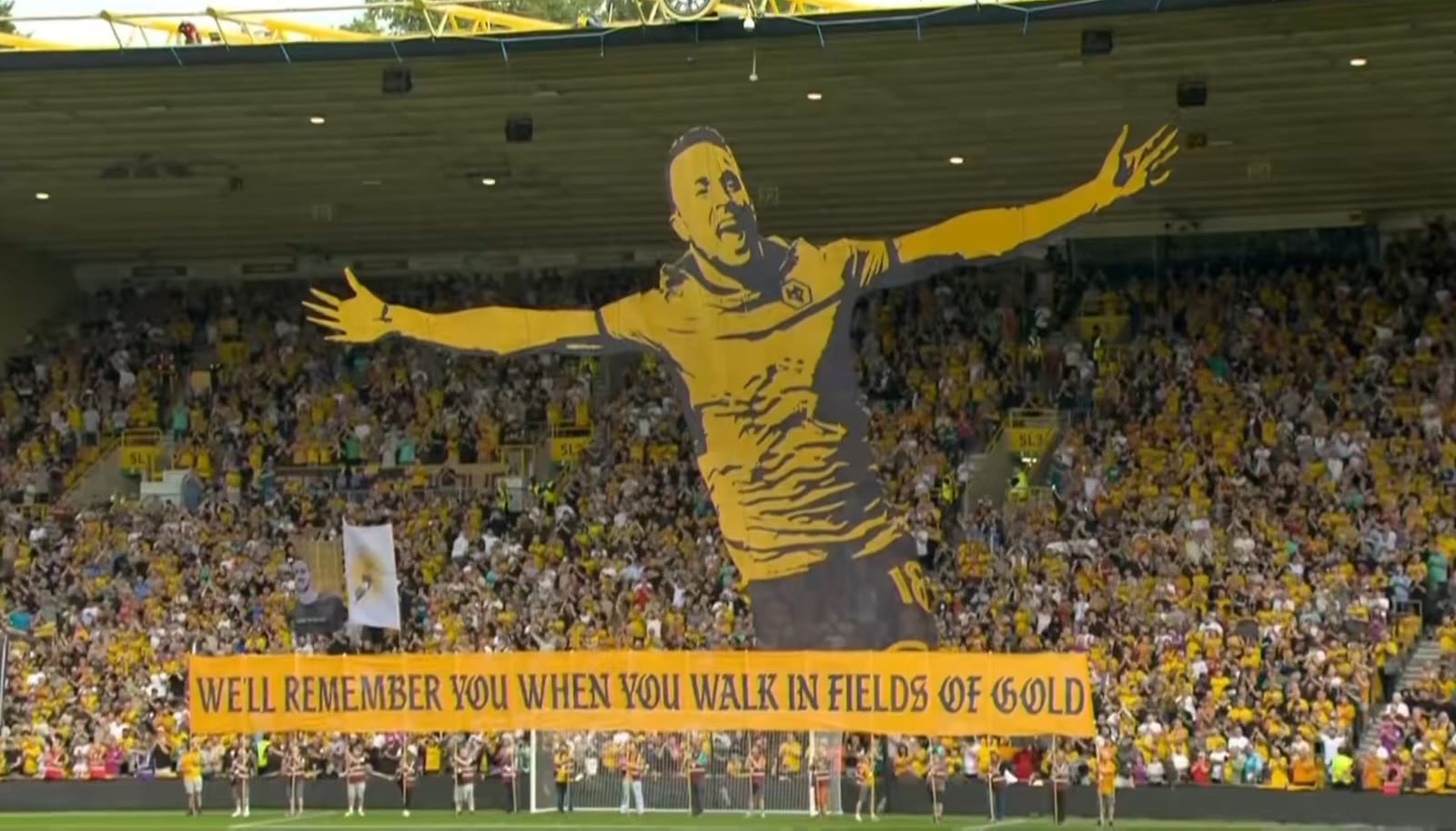 نيفيز يعود لملعب وولفرهامبتون ويشارك الجماهير تحية جوتا