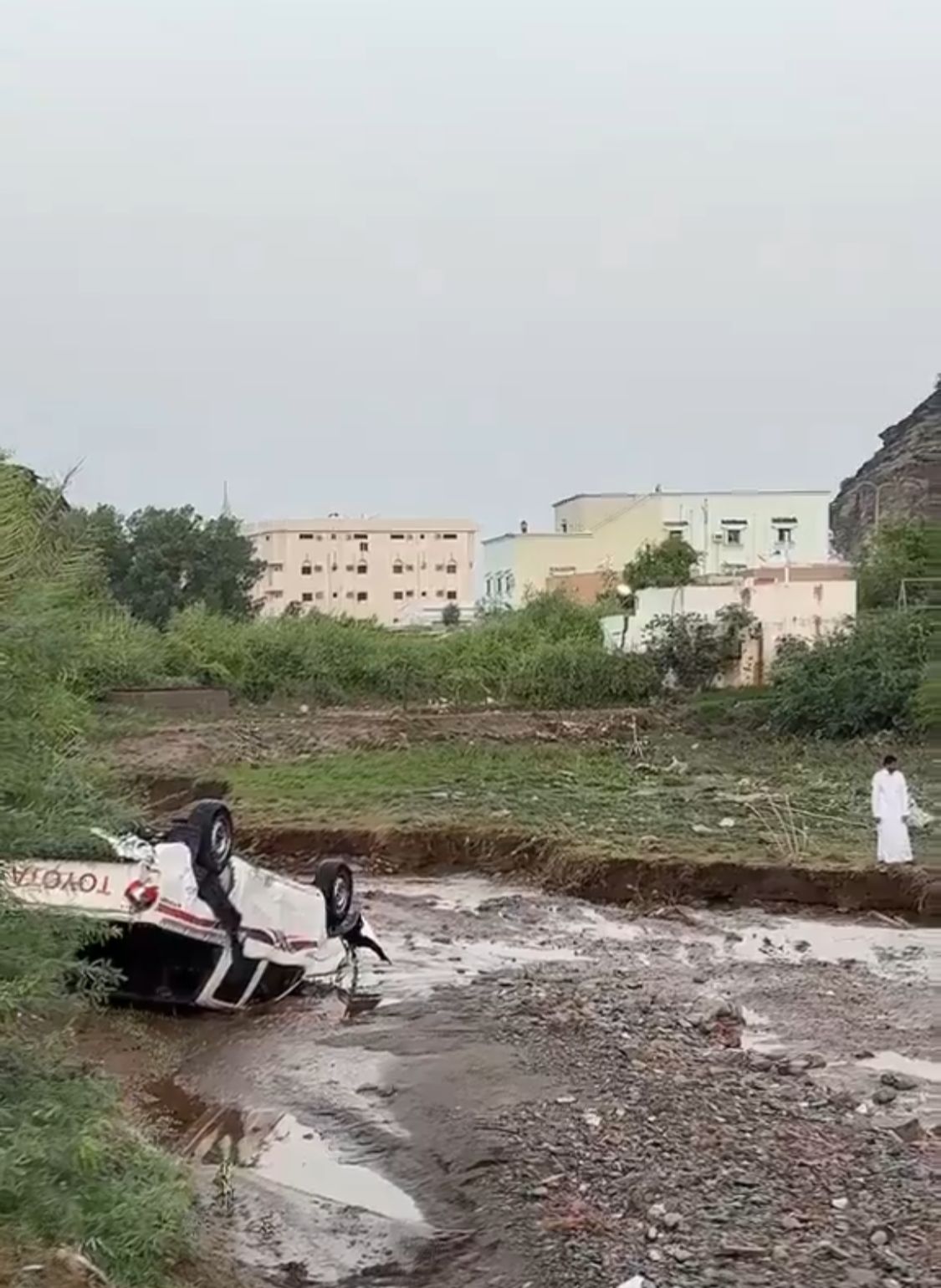 أمطار غزيرة تجتاح محايل عسير وتحول الشوارع إلى سيول جارفة .. فيديو