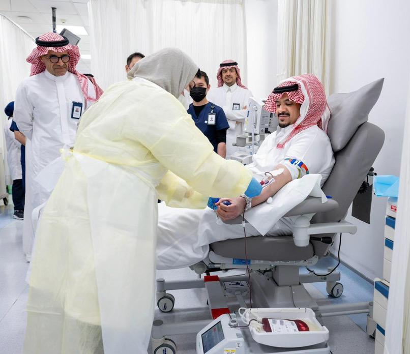 نائب أمير الرياض يقتدي بولي العهد ويشارك في الحملة الوطنية للتبرع بالدم.. صور