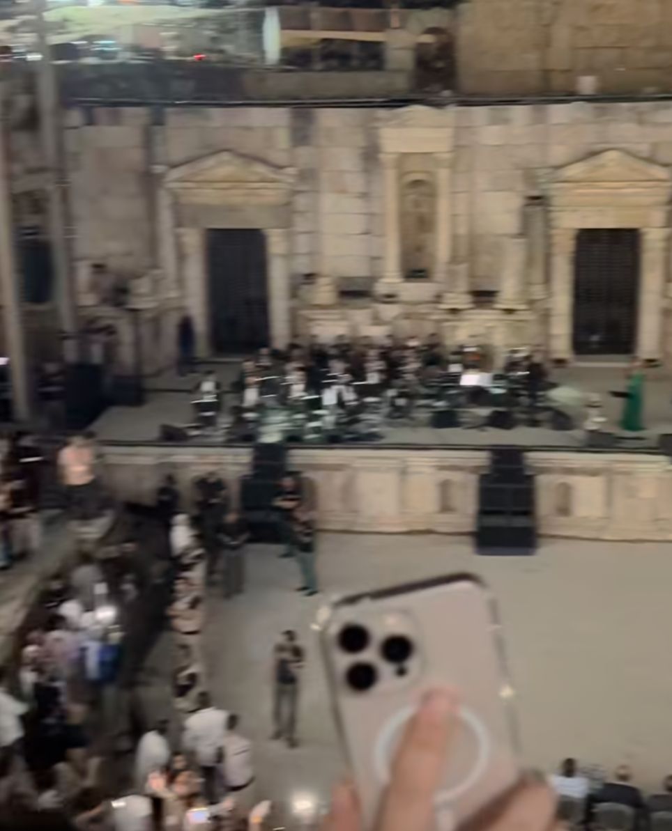 أصالة تتألق في مهرجان جرش والجمهور يضيء المسرح بهواتفهم بعد انقطاع الكهرباء.. فيديو