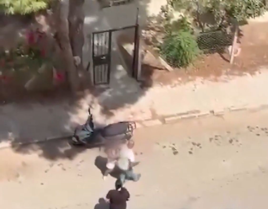 أم تطارد ابنتها بسكين والشرطة تلاحقها .. فيديو