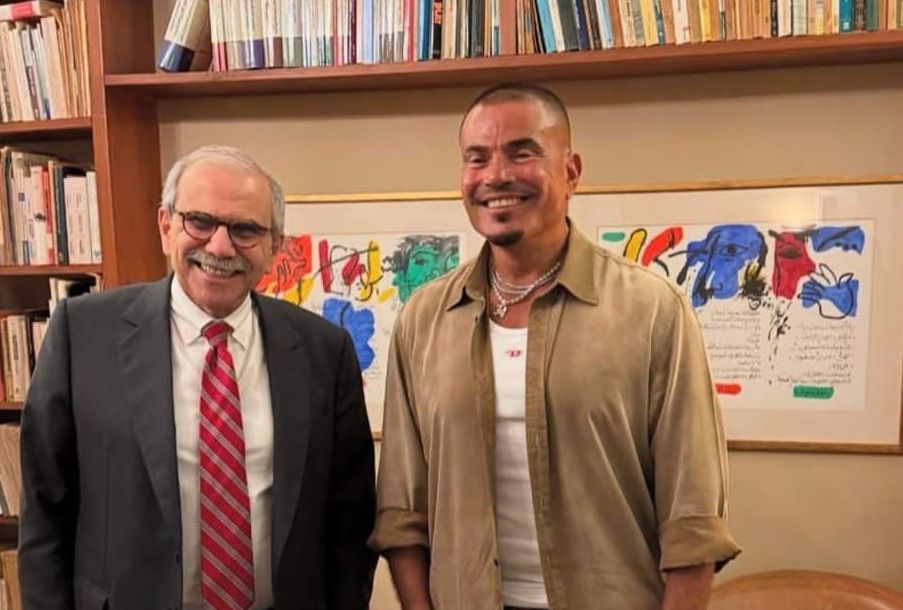 عمرو دياب يزور رئيس الوزراء اللبناني قبل حفله في بيروت