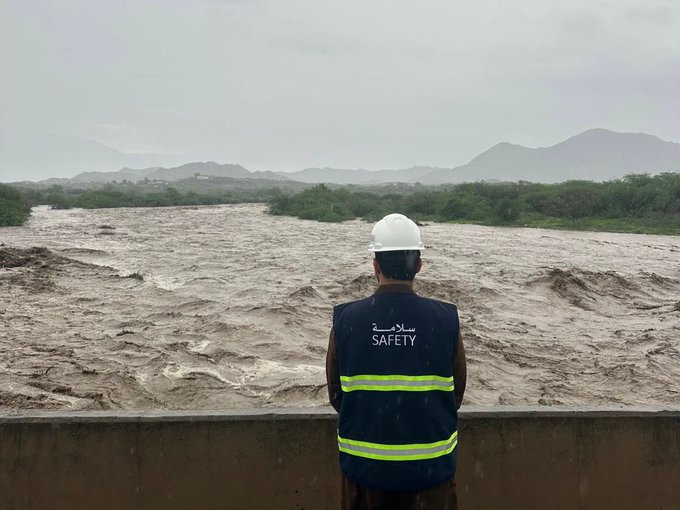 الدفاع المدني يتابع الحالة المطرية ويحذر من مجاري السيول