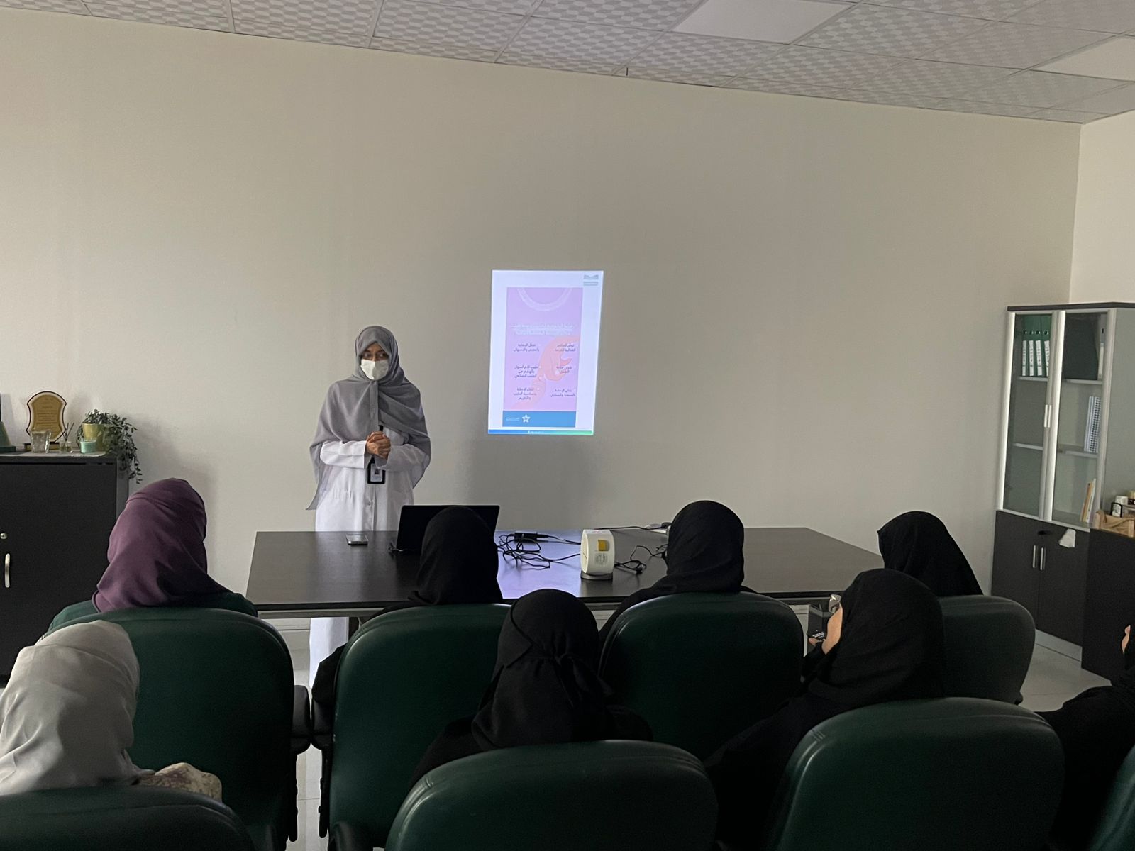 الفرق الصحية بمجمع الملك عبدالله الطبي تنفذ برنامجا توعويا عن الرضاعة الطبيعية.. صور